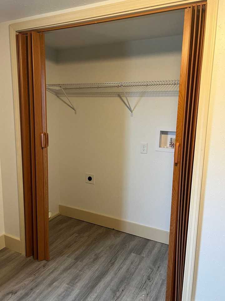 806 E 14th St - Photo 7 of 17