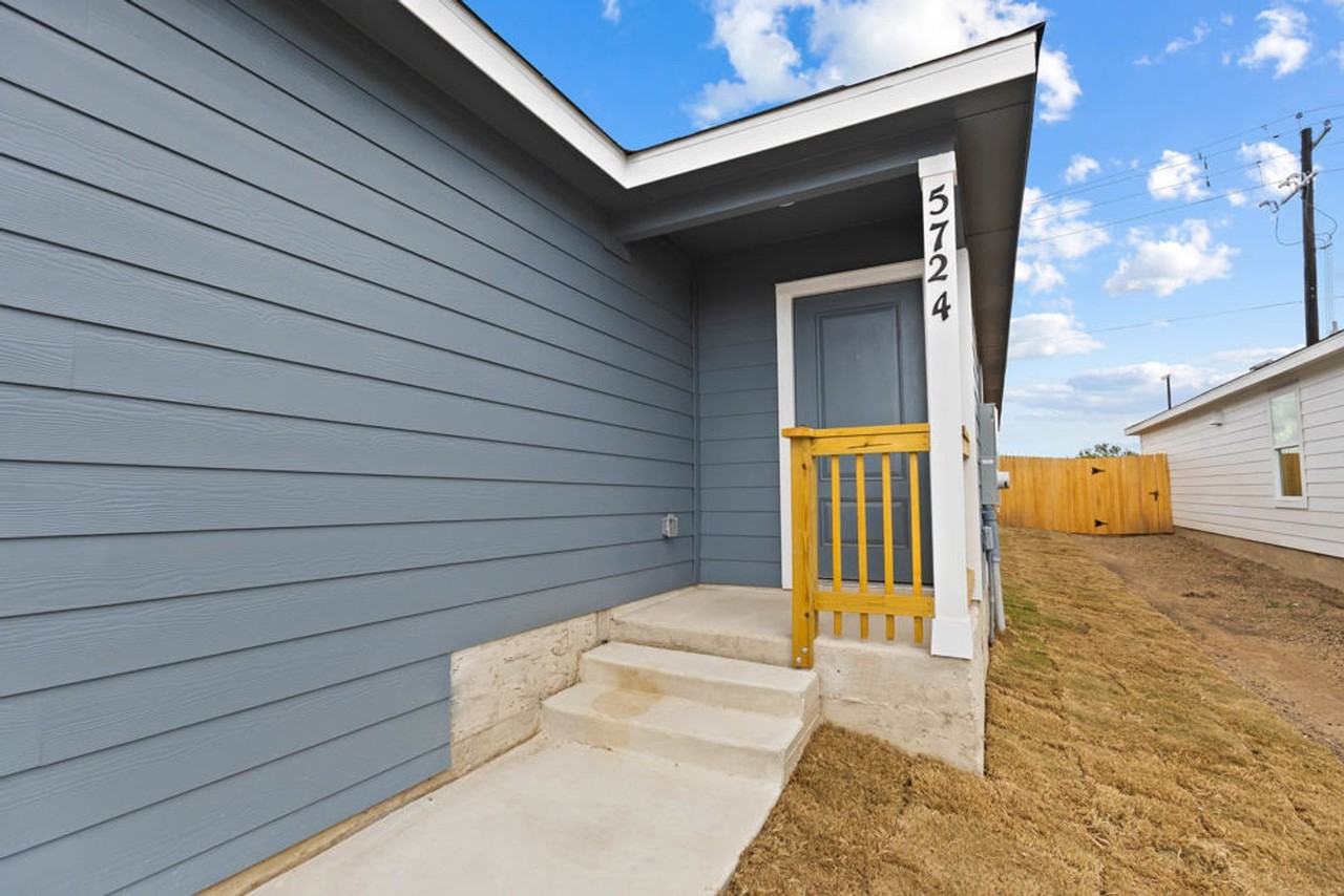 5724 Mangas Circle - Photo 4 of 16