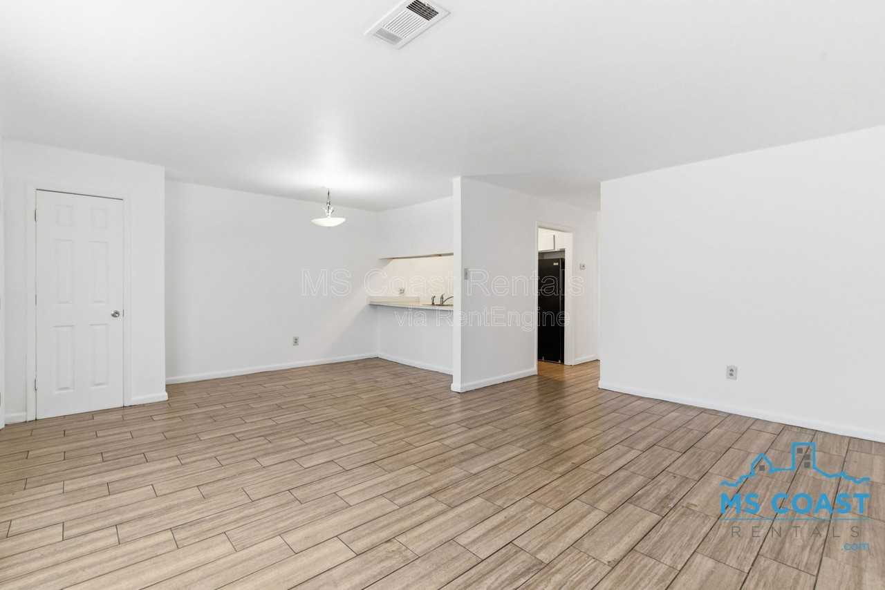 736 Courthouse Rd #211