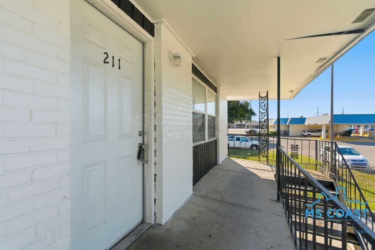 736 Courthouse Rd #211 - Photo 2 of 11