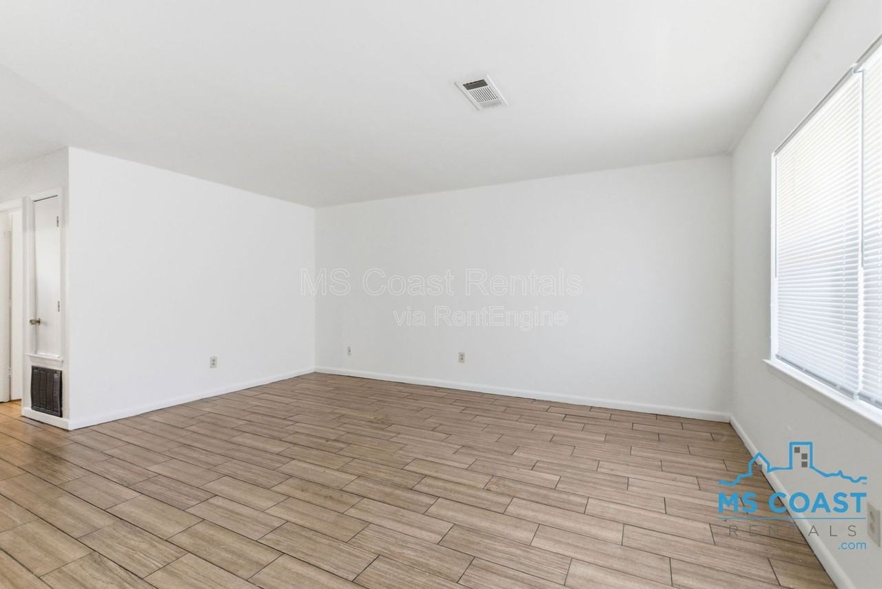 736 Courthouse Rd #211 - Photo 3 of 11