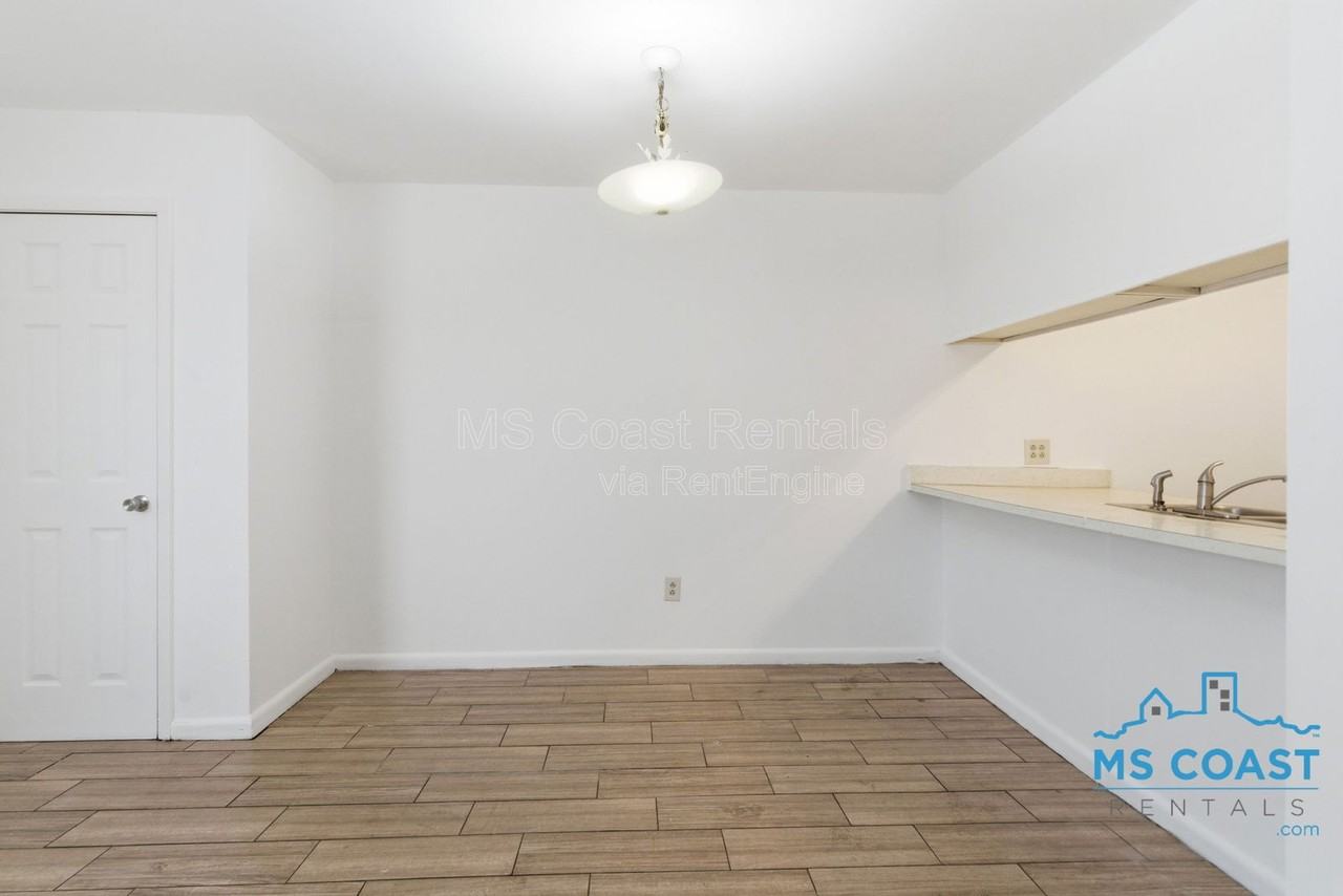 736 Courthouse Rd #211 - Photo 4 of 11