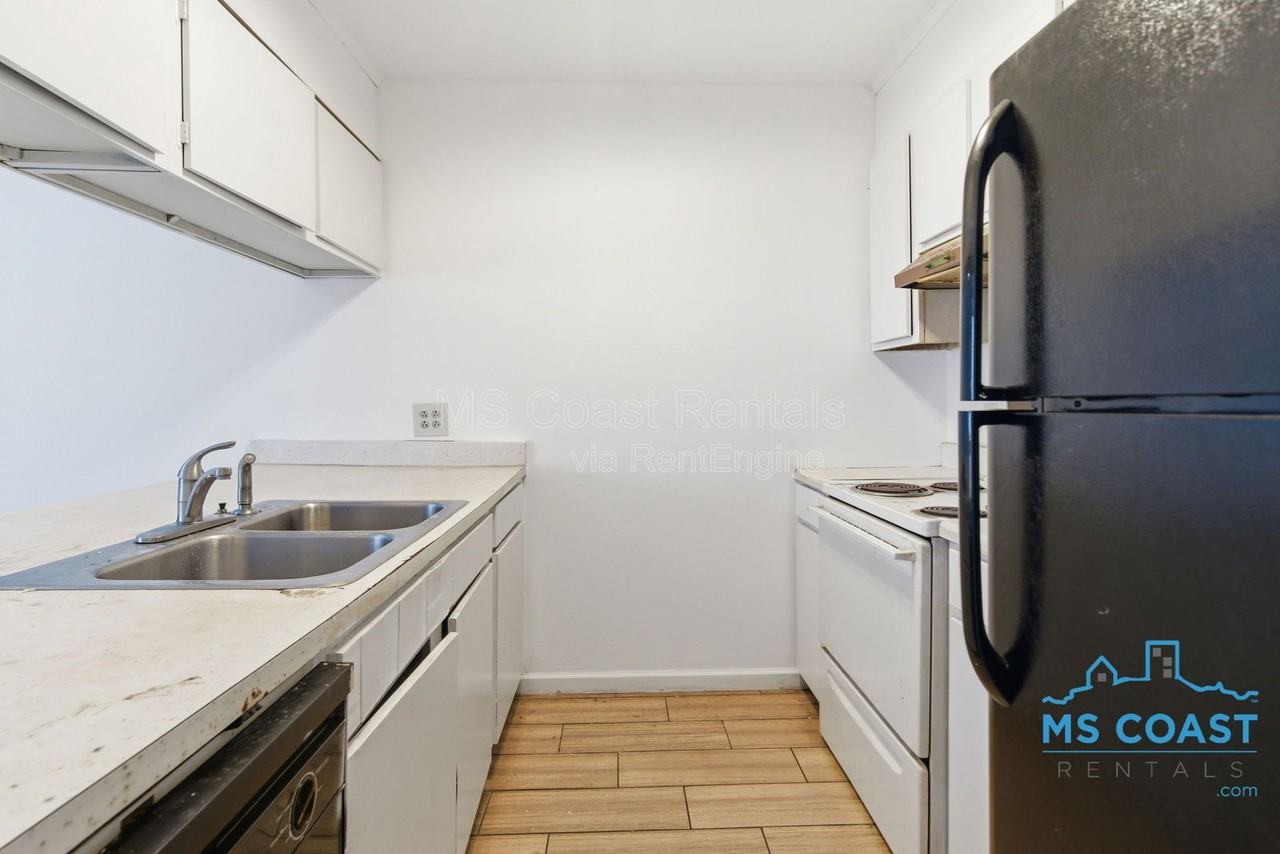 736 Courthouse Rd #211 - Photo 5 of 11