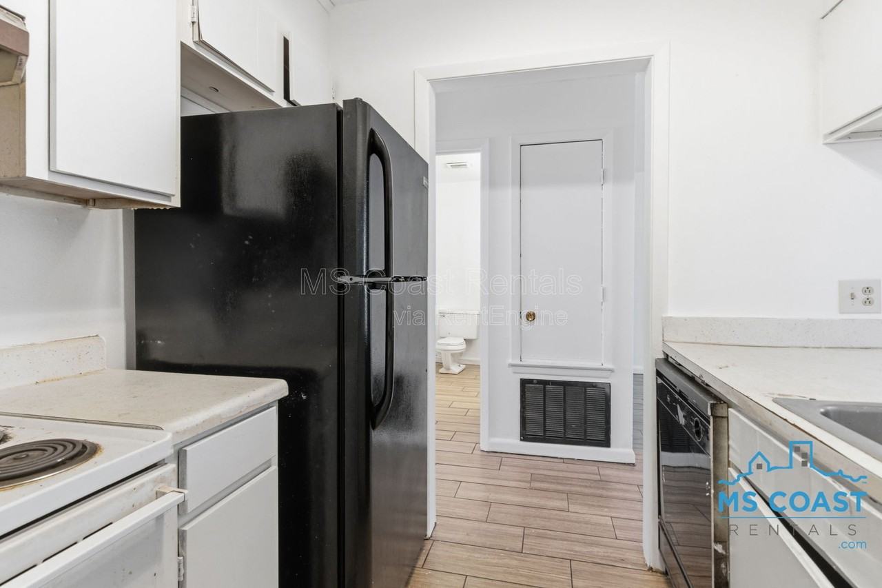 736 Courthouse Rd #211 - Photo 6 of 11