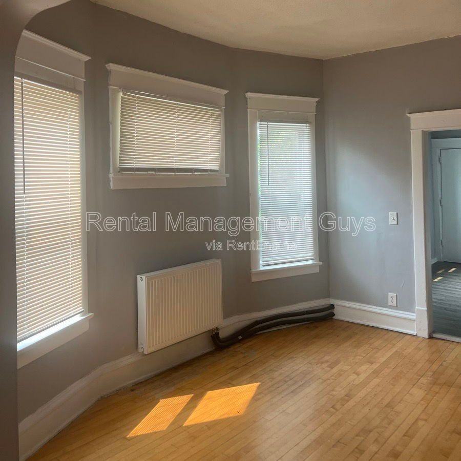 1015 Humboldt Ave N #2 - Photo 5 of 9