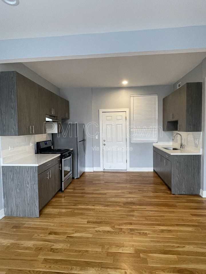 4957 S Calumet Ave #2 - Photo 2 of 3