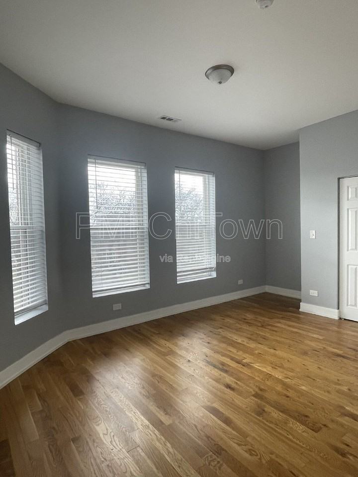 4957 S Calumet Ave #2 - Photo 3 of 3