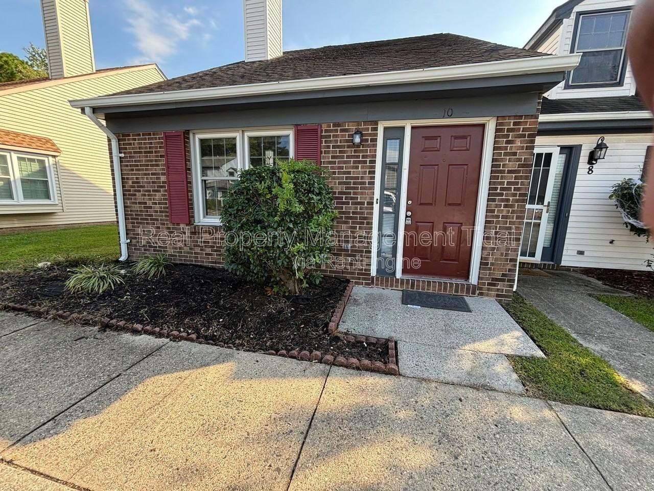 10 Parkway Drive - Photo 2 of 30