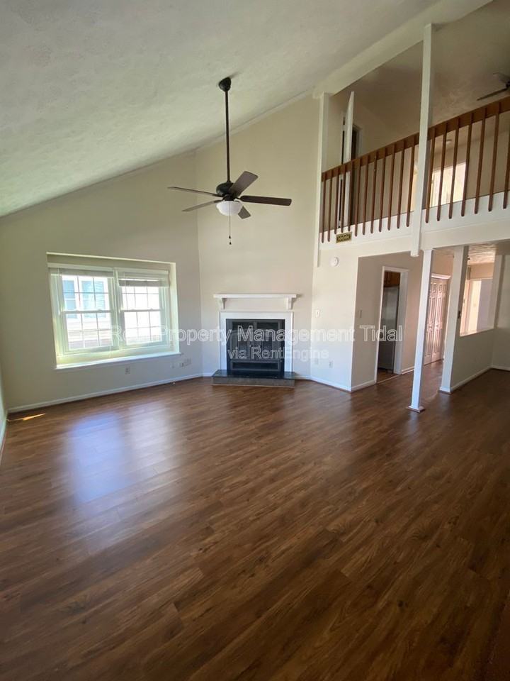 10 Parkway Drive - Photo 4 of 30