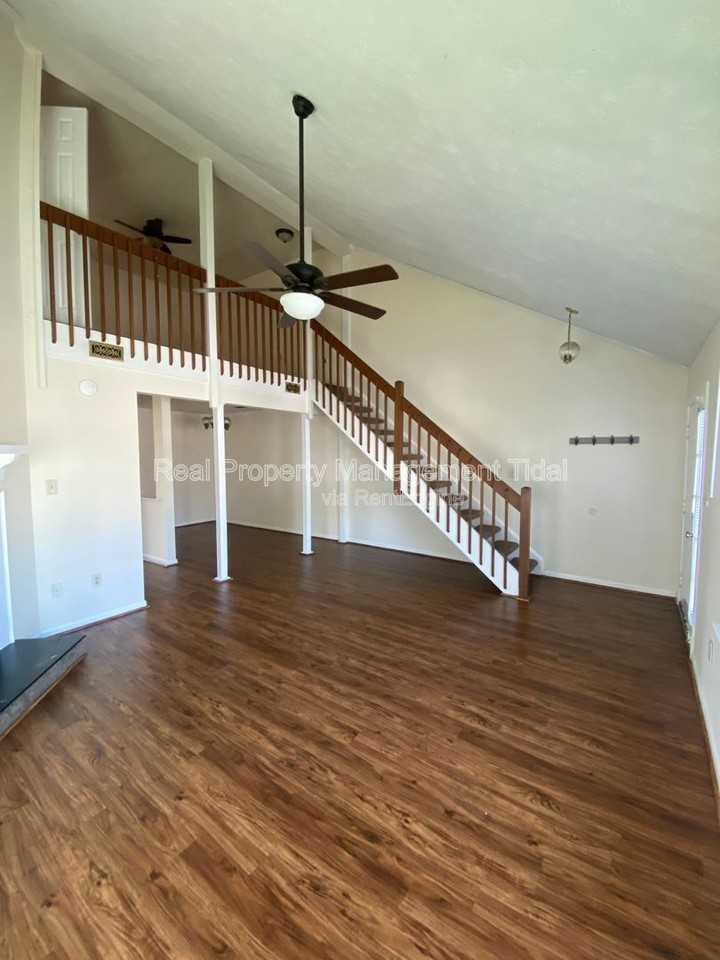 10 Parkway Drive - Photo 5 of 30