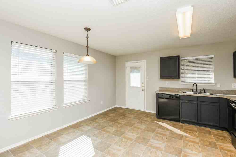7948 Meadow View Trl - Photo 5 of 16