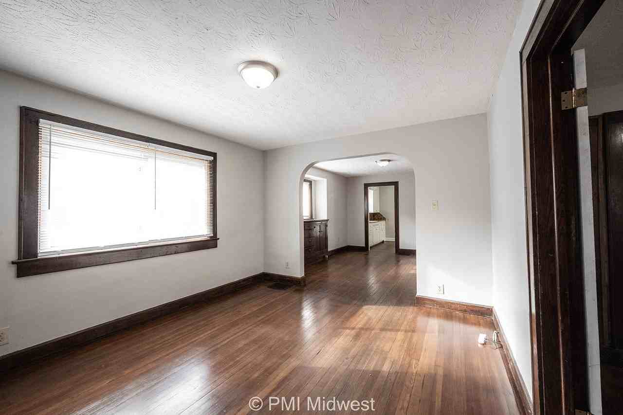 4850 Hillside Ave - Photo 4 of 19