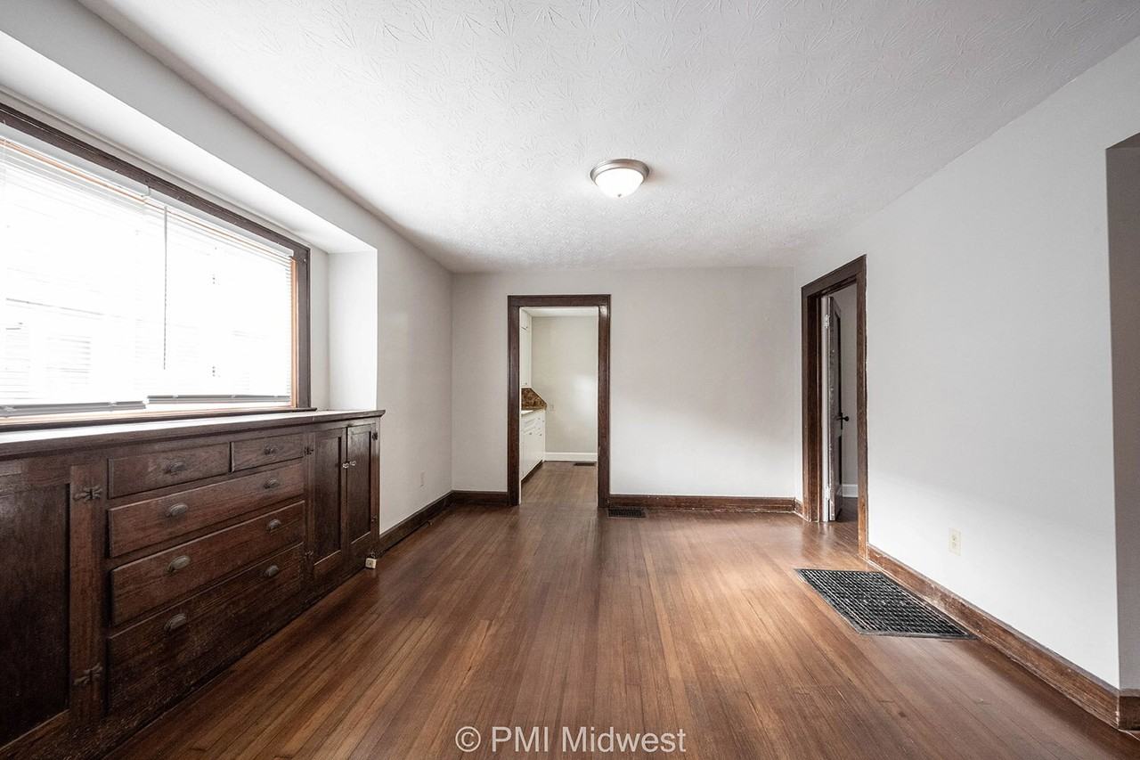 4850 Hillside Ave - Photo 5 of 19