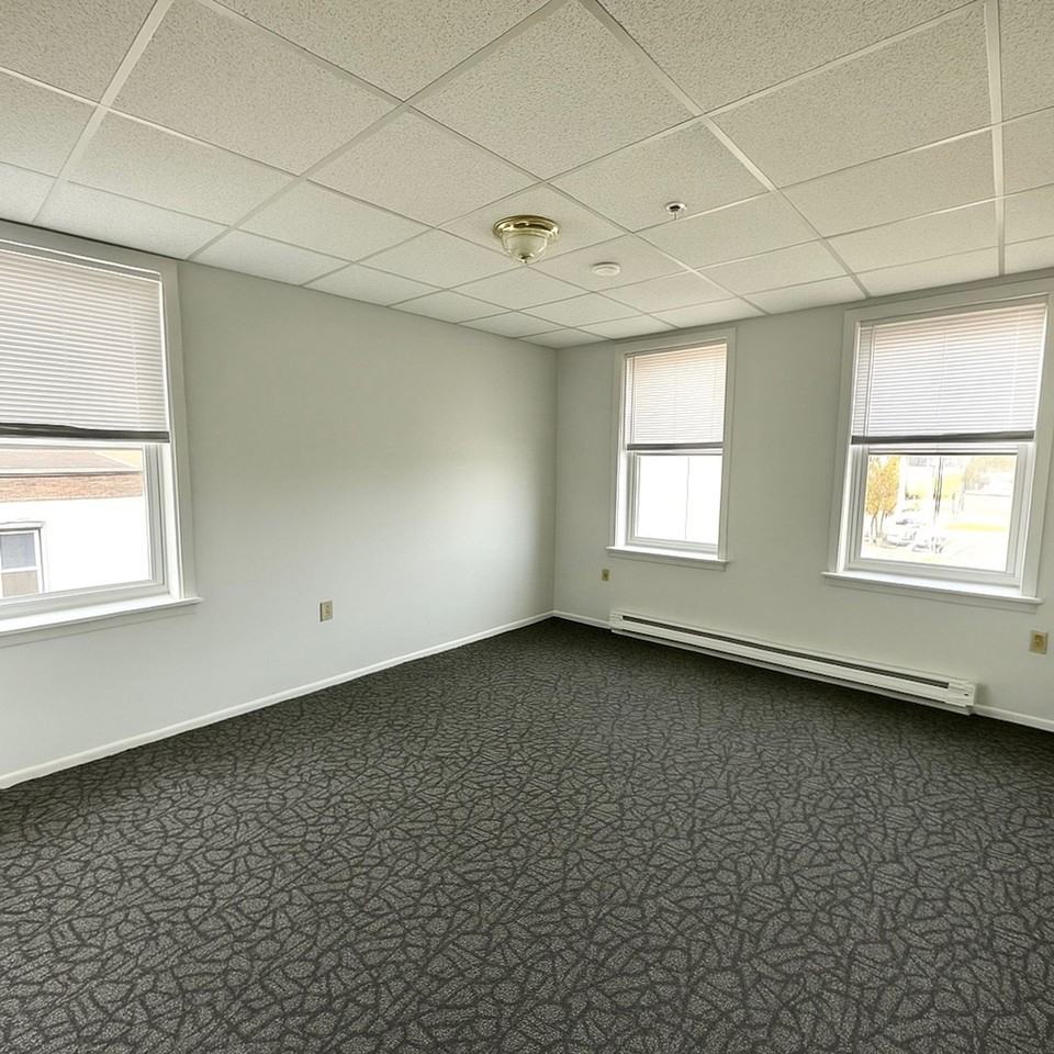 325 Market St - Photo 5 of 8