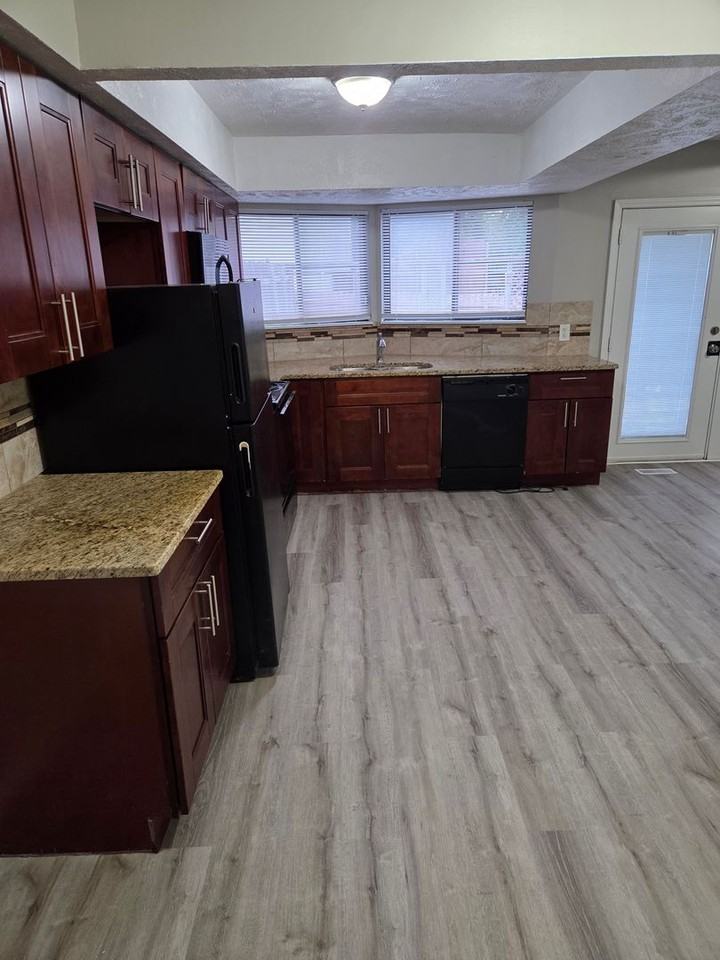 6811 S 140th Ave - Photo 3 of 15