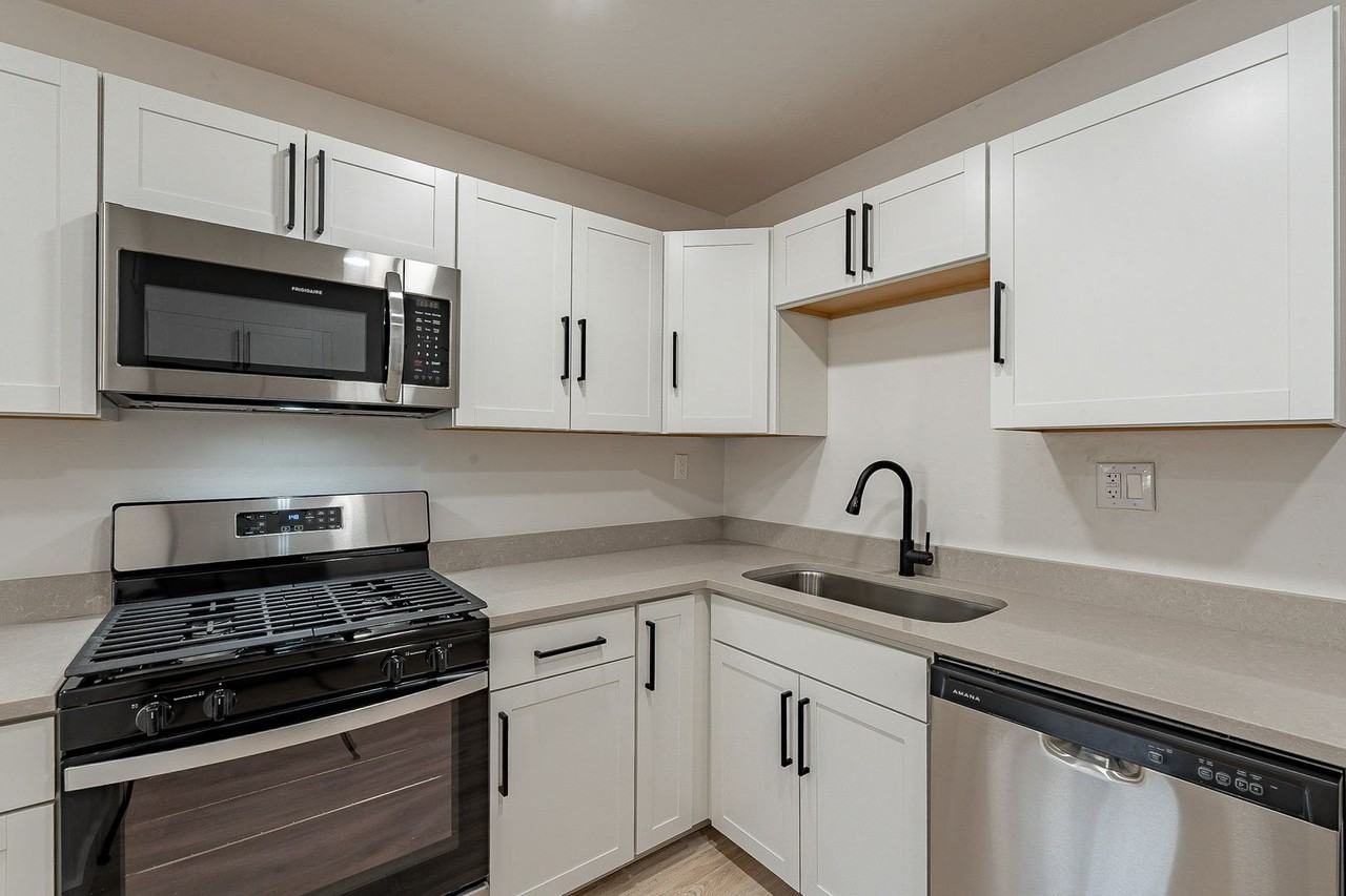 Elm & Vine ( 1445 E. Elm St. & 1701 N. Vine Ave. ) - Photo 7 of 50