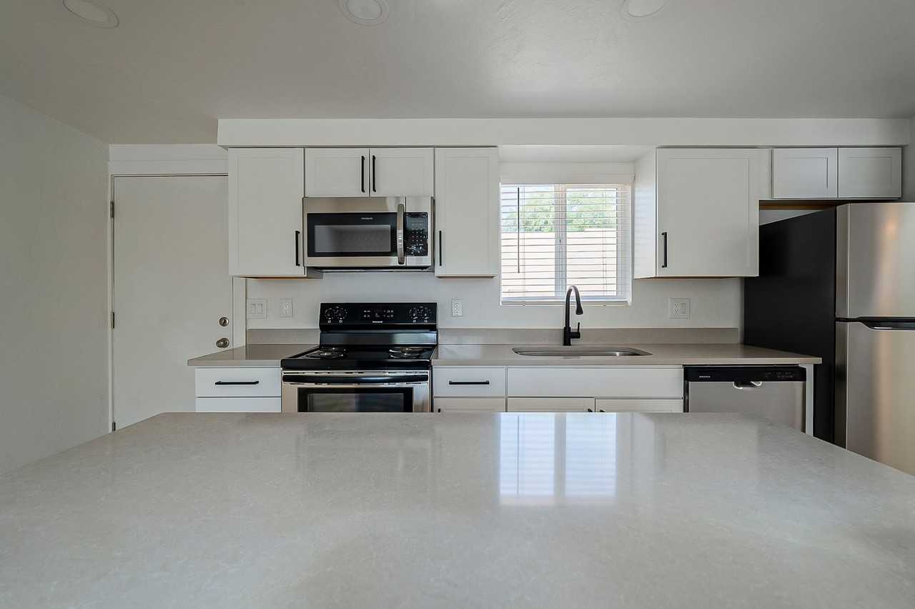 Elm & Vine ( 1445 E. Elm St. & 1701 N. Vine Ave. ) - Photo 5 of 39