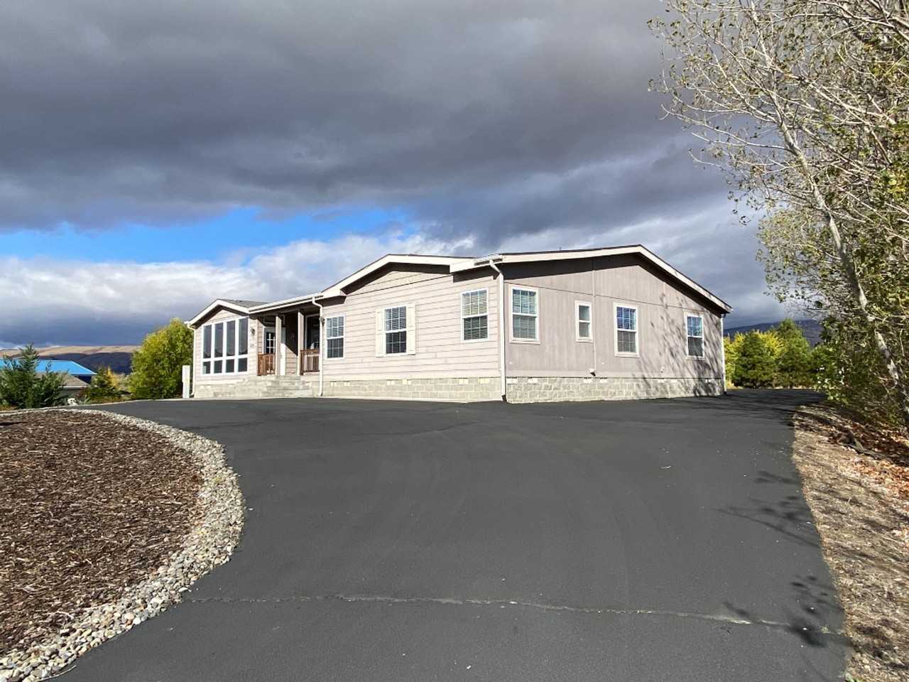 407 Sunridge Ave - Photo 2 of 34