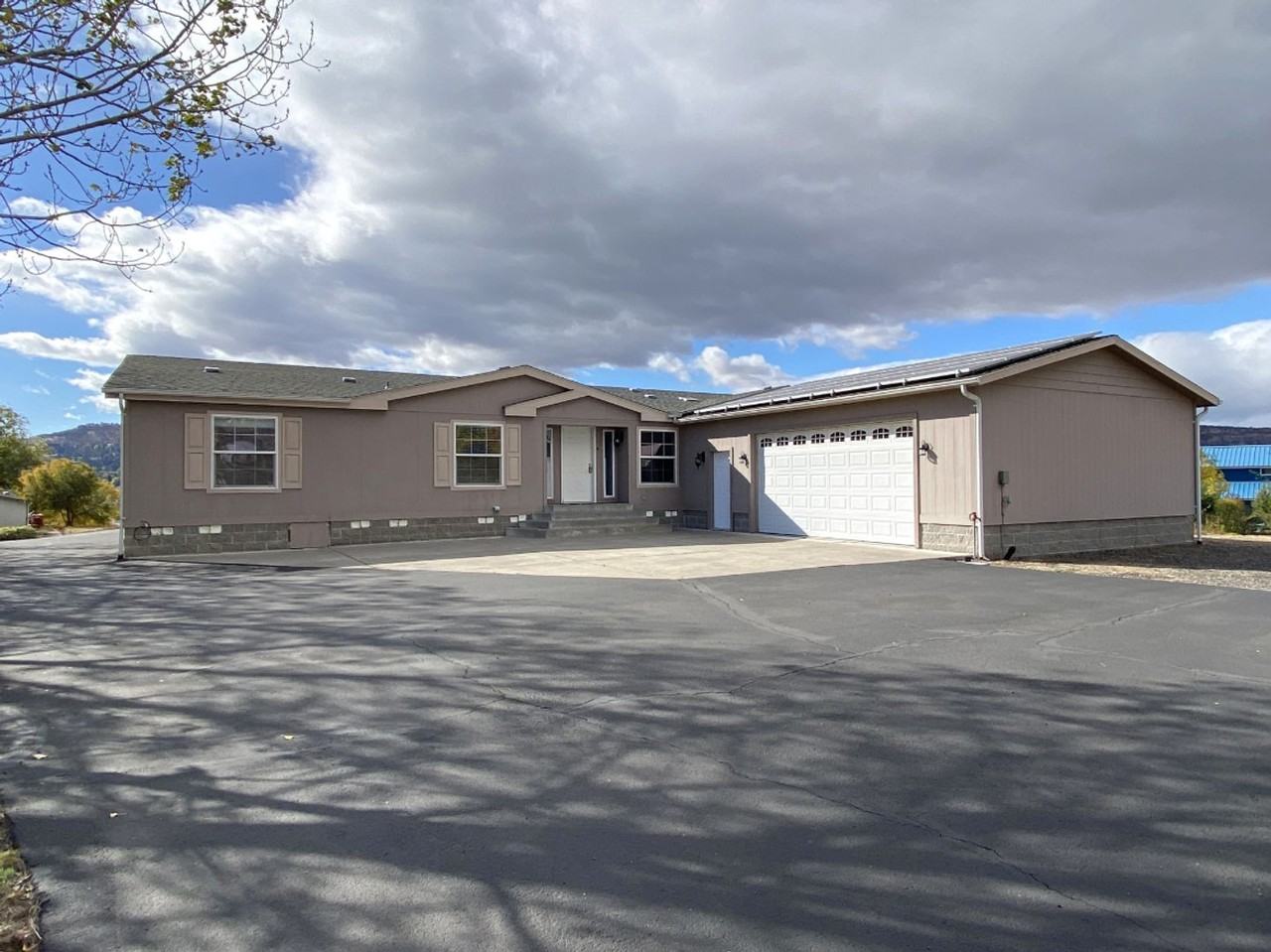 407 Sunridge Ave - Photo 3 of 34