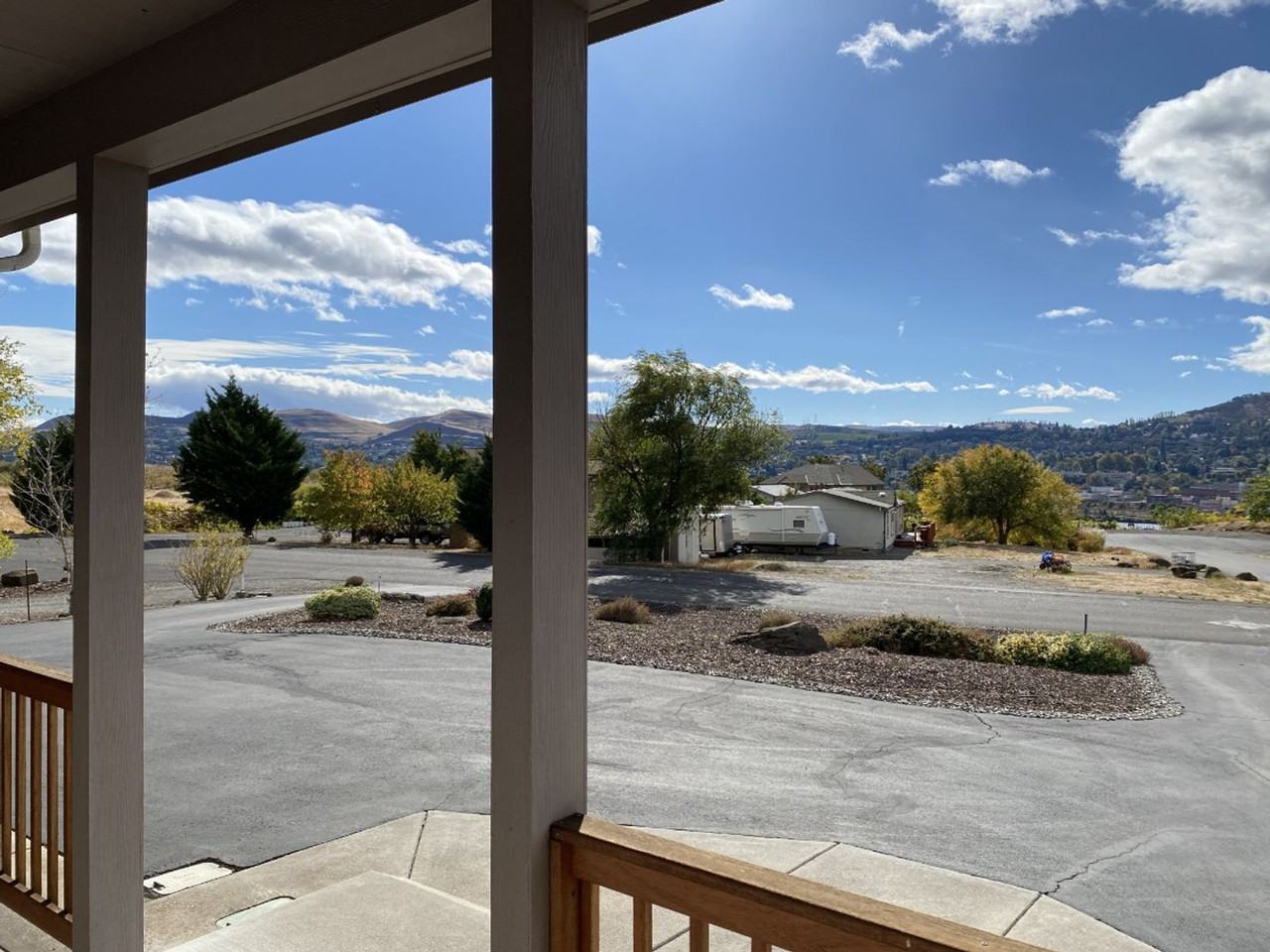 407 Sunridge Ave - Photo 4 of 34