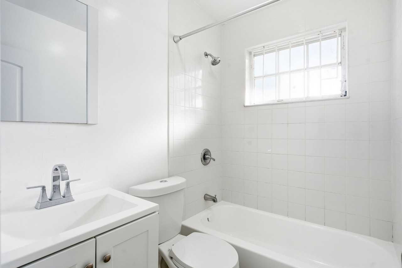 901 Nw 55th St - Photo 2 of 12