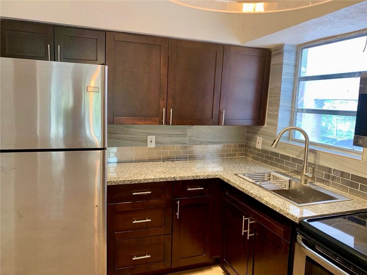 521 Ne 62nd St #4 - Photo 6 of 13