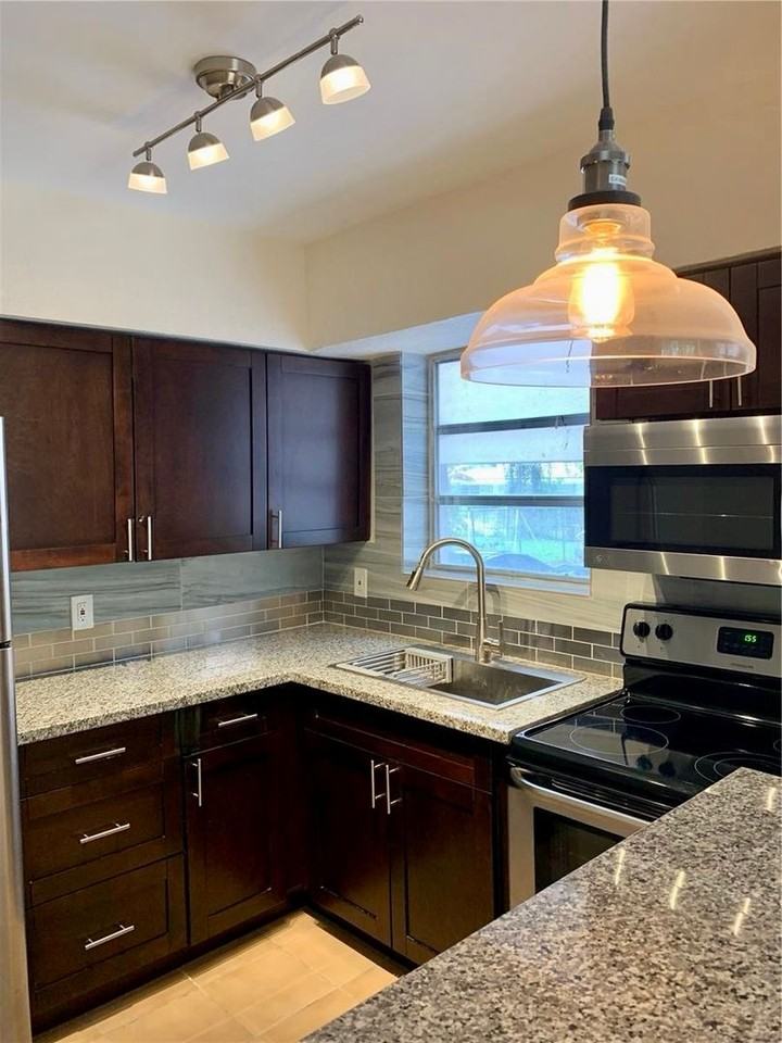 521 Ne 62nd St #4 - Photo 7 of 13