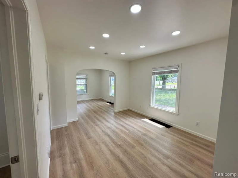 1126 Walker St - Photo 3 of 8