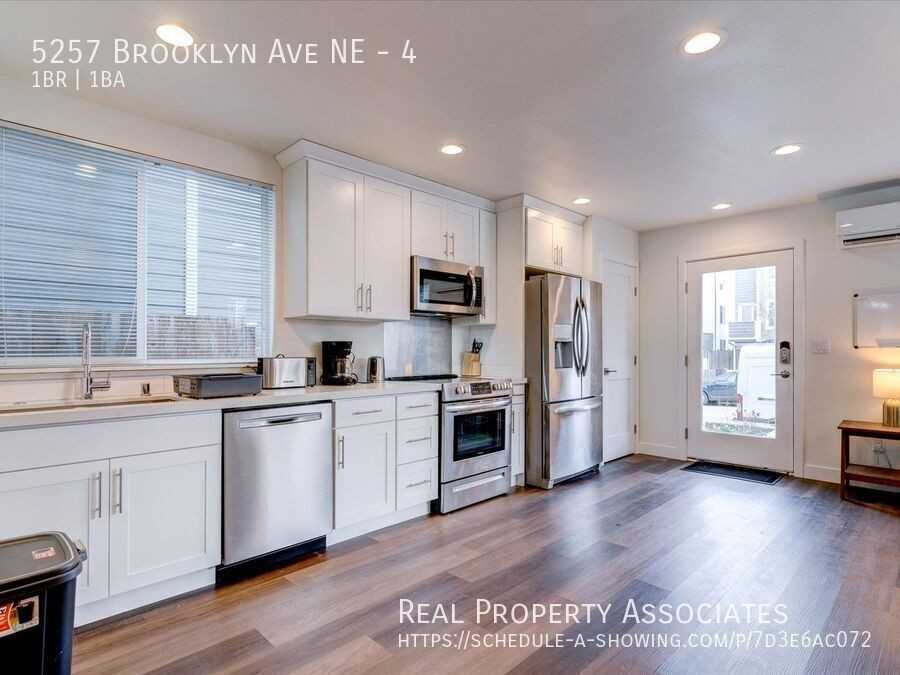 5257 Brooklyn Ave Ne #4 - Photo 5 of 38