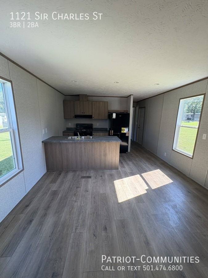 1121 Sir Charles St - Photo 3 of 14