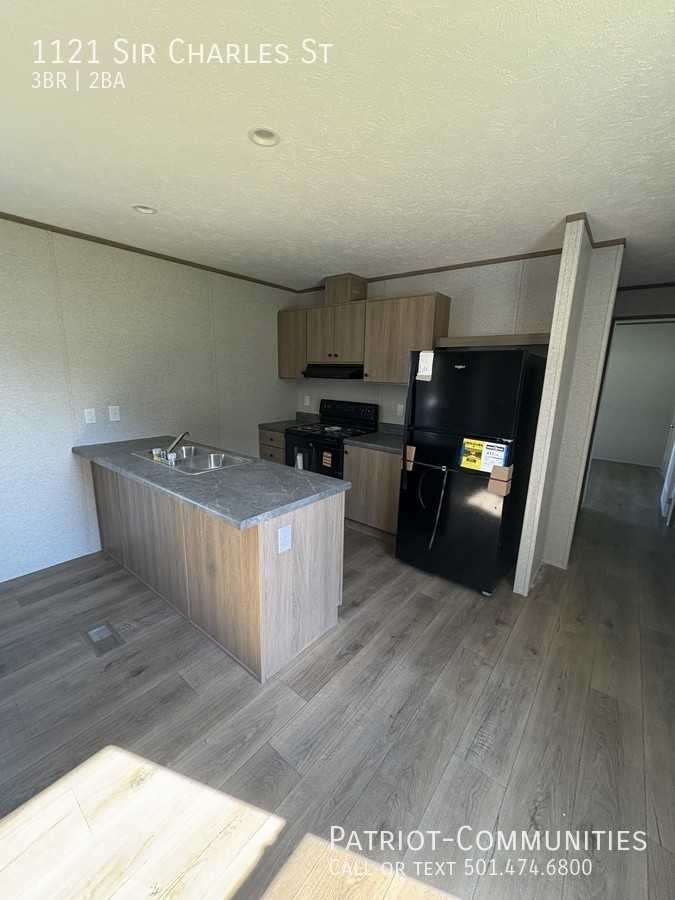 1121 Sir Charles St - Photo 4 of 14