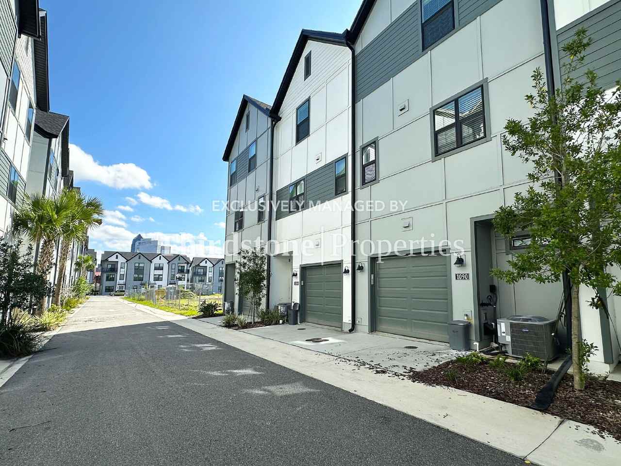 1090 Farwell St - Photo 2 of 41