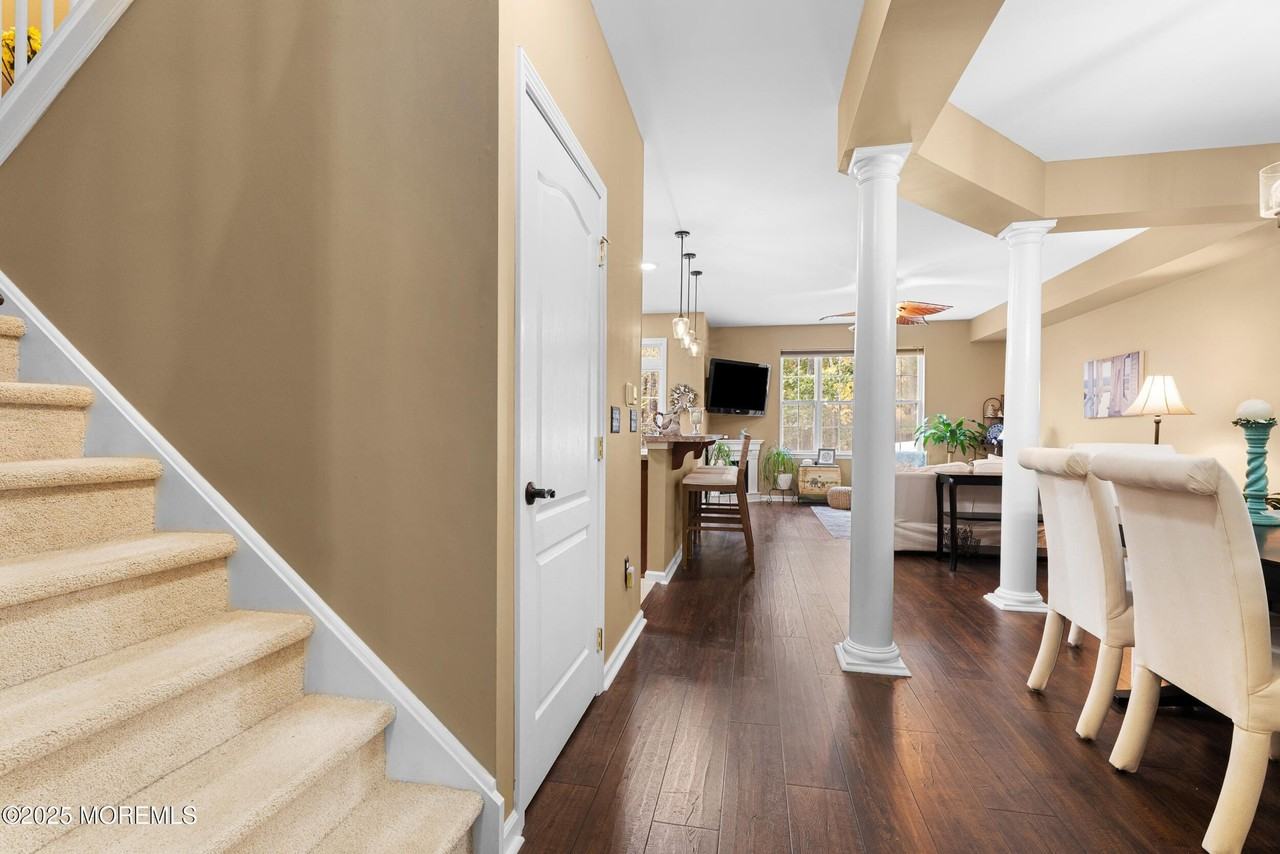 254 Hawthorne Ln - Photo 7 of 38