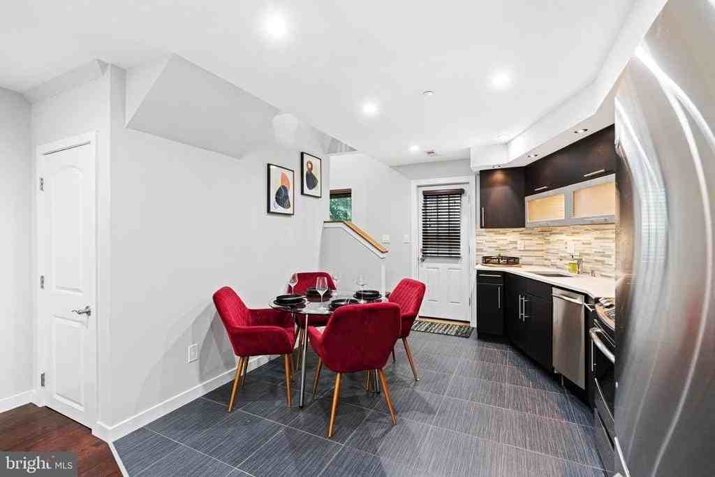 444 Poplar St - Photo 5 of 39