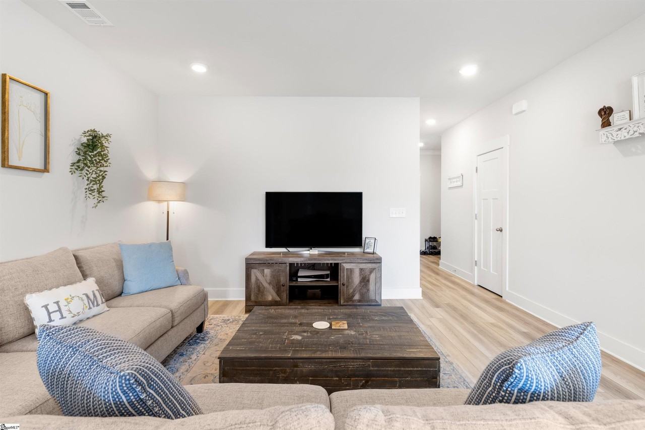 127 Shallons Dr - Photo 7 of 36