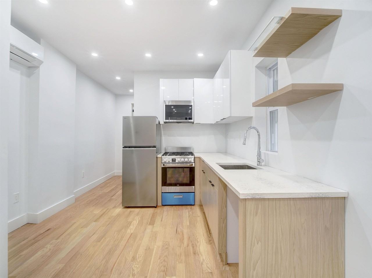 151 Williams Ave - Photo 4 of 14