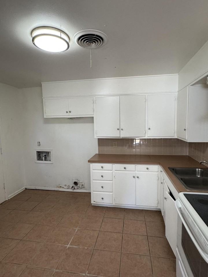 2418 46th St Apt A #A - Photo 5 of 7