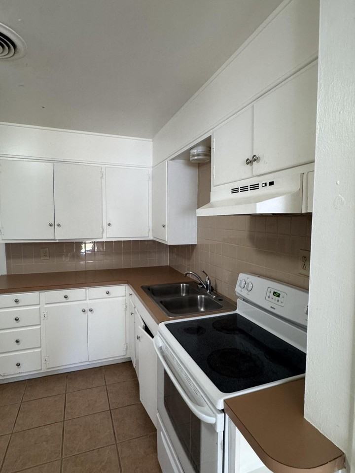 2418 46th St Apt A #A - Photo 6 of 7