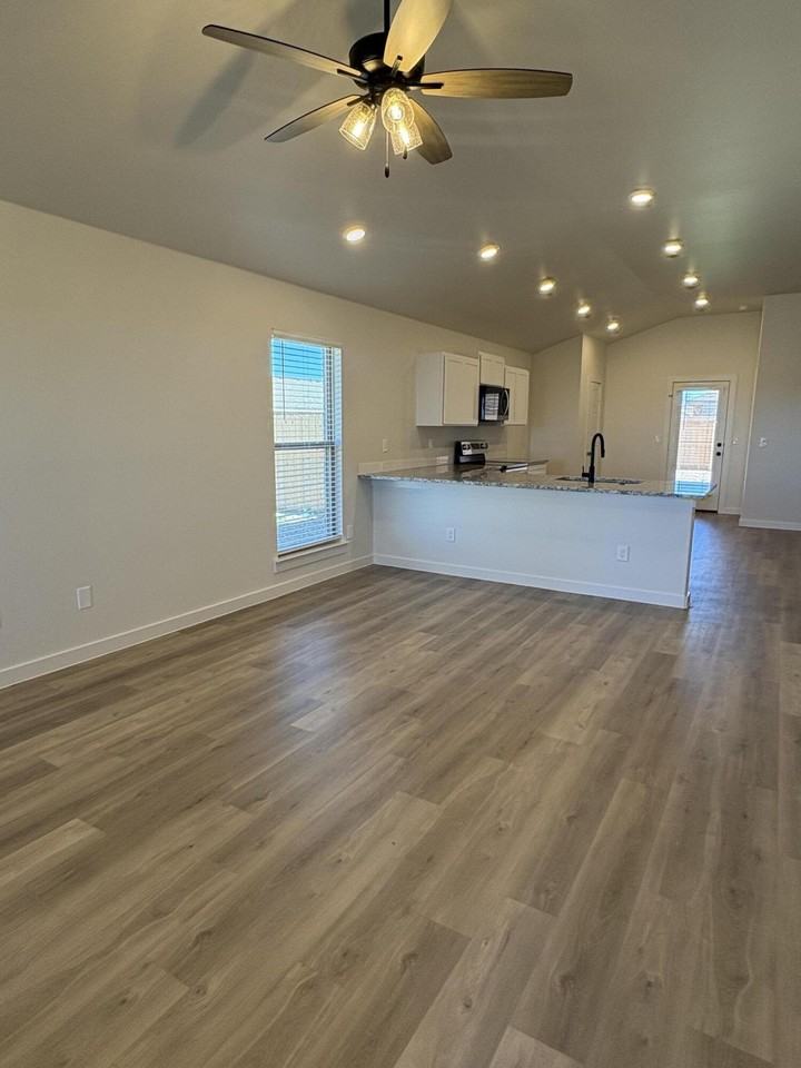 2129 Langford Ave - Photo 3 of 8