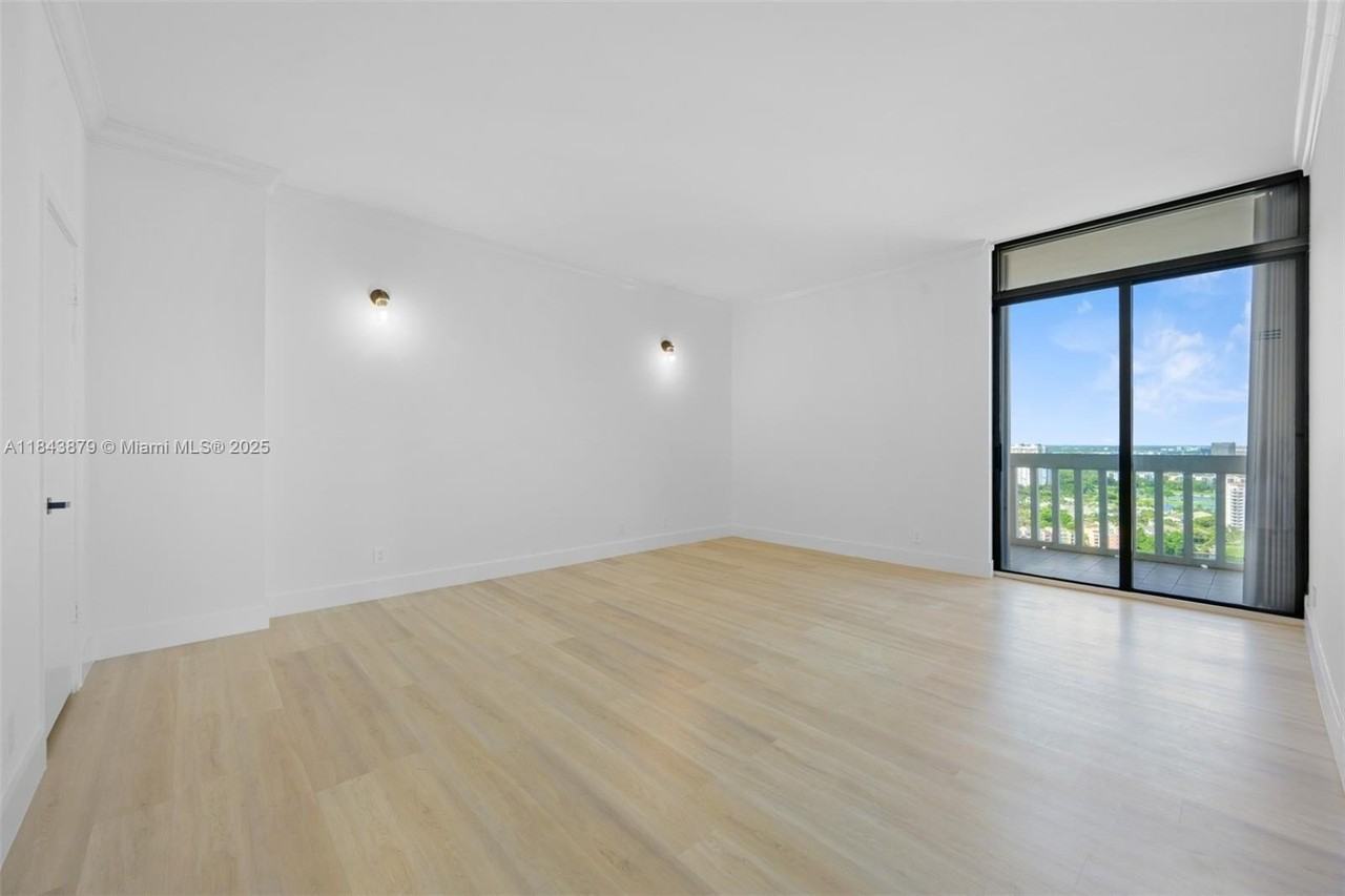 19355 Turnberry Way #PHK - Photo 3 of 29