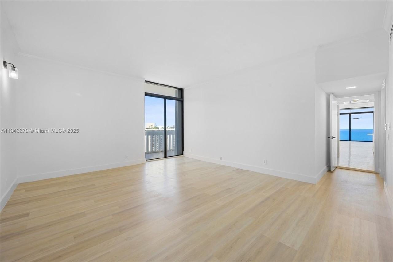 19355 Turnberry Way #PHK - Photo 4 of 29