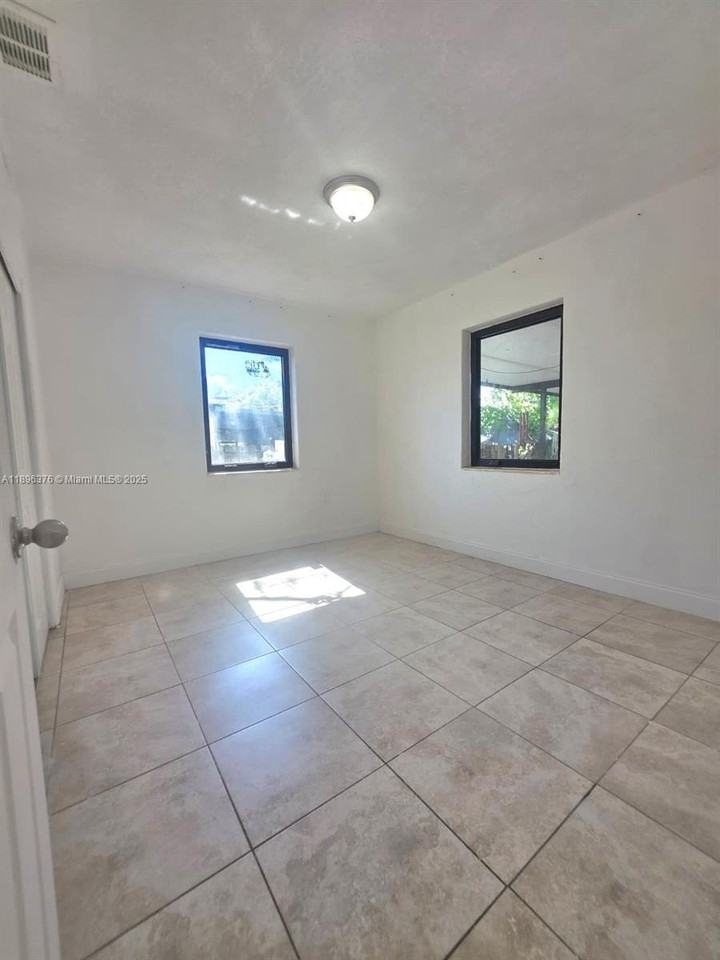 14900 Nw 9th Ct - Photo 5 of 8