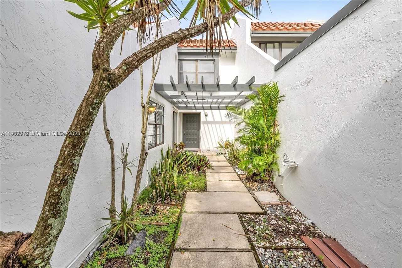 295 Fern Dr #4-1 - Photo 2 of 23