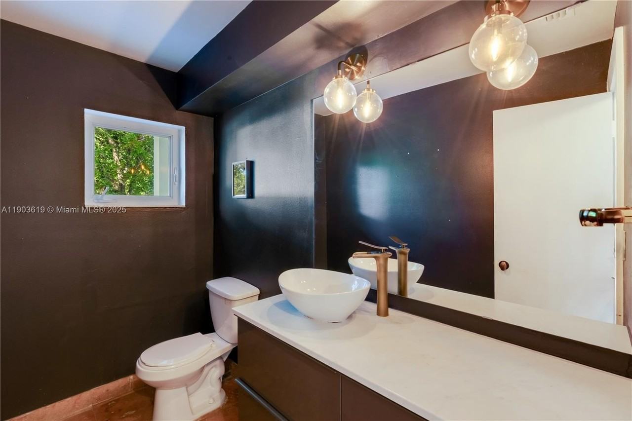 525 Ridgewood Rd - Photo 7 of 50