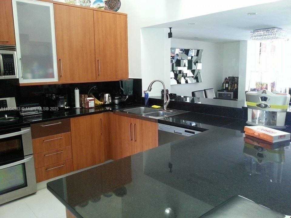 546 Ne 199th Ln #4W - Photo 4 of 19