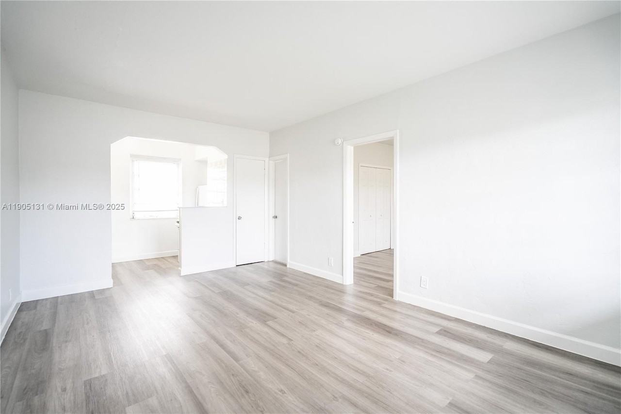 1208 71st St #7 - Photo 4 of 15