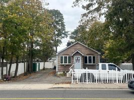 featured image of 178 Commack Rd