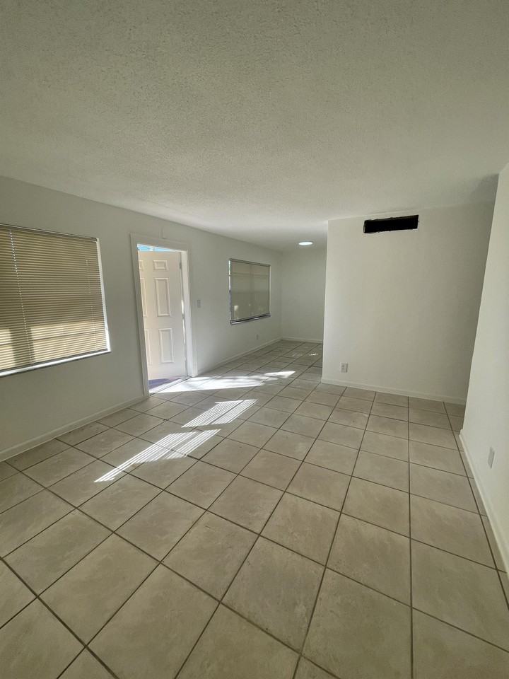 807 NW 24th Street - Photo 3 of 8