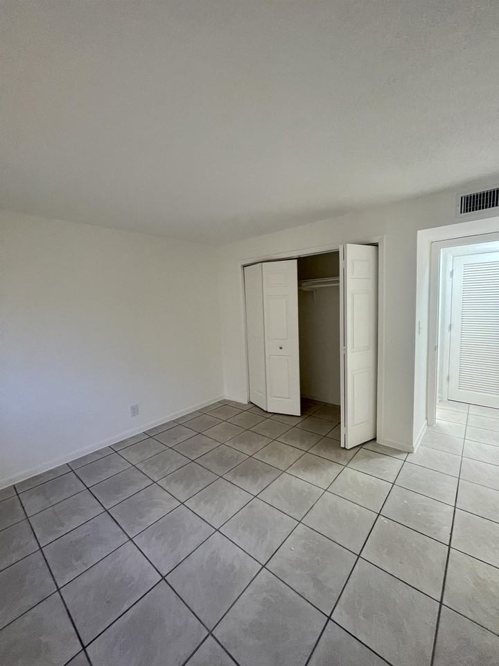 807 NW 24th Street - Photo 5 of 8