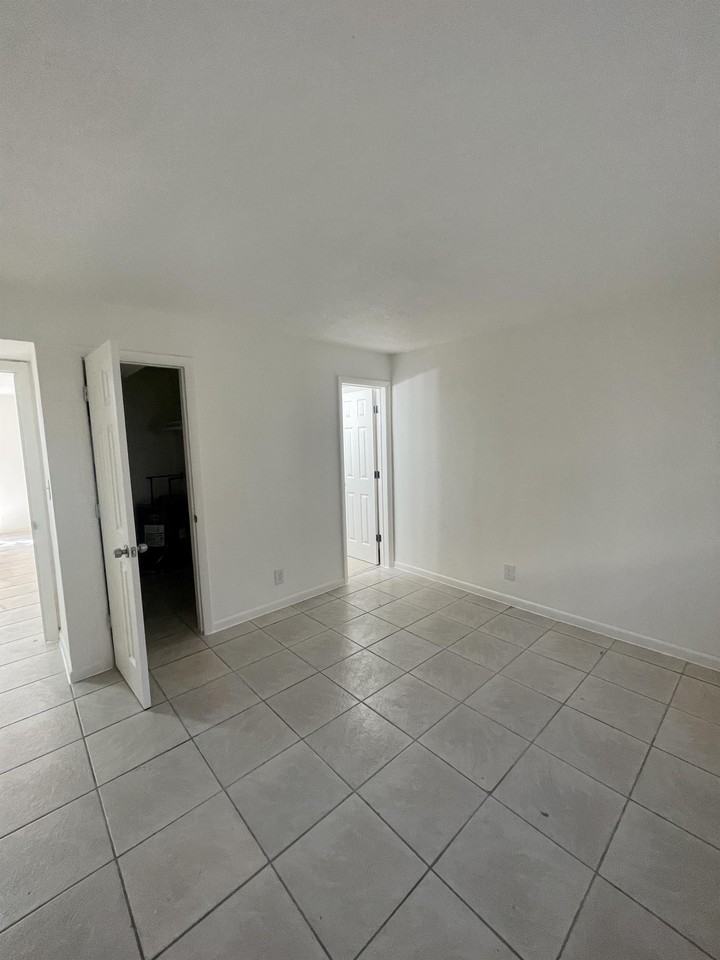 807 NW 24th Street - Photo 6 of 8
